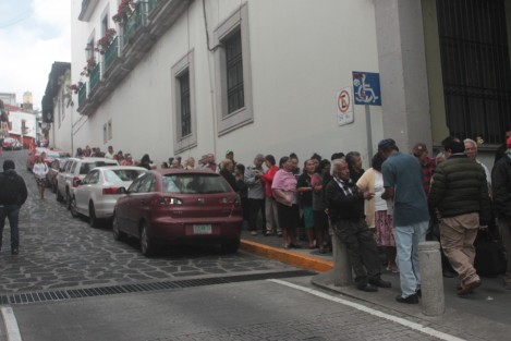 También pueden acudir a Plaza Museo y Crystal, ya que en centro de la ciudad esperan, dicen, hasta media hora poder registrarse. Sólo les piden credencial de elector y CURP.