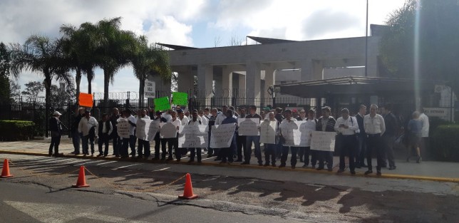 Integrantes del Sindicato de Empleados del Poder Ejecutivo de Veracruz (SEPEV) se manifestaron frente al Palacio Legislativo exigiendo que sigan los despidos injustificados contra agremiados a ese sindicato, y se respeten sus logros sindicales. Denuncian despidos en la SIOP.  