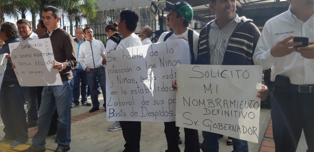 Integrantes del Sindicato de Empleados del Poder Ejecutivo de Veracruz (SEPEV) se manifestaron frente al Palacio Legislativo exigiendo que sigan los despidos injustificados contra agremiados a ese sindicato, y se respeten sus logros sindicales. Denuncian despidos en la SIOP.  