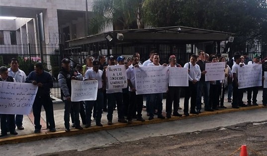 Integrantes del Sindicato de Empleados del Poder Ejecutivo de Veracruz (SEPEV) se manifestaron frente al Palacio Legislativo exigiendo que sigan los despidos injustificados contra agremiados a ese sindicato, y se respeten sus logros sindicales. Denuncian despidos en la SIOP. 