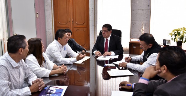 El Presidente de las Mesa Directiva de la LXV Legislatura, José Manuel Pozos Castro, recibió a una comisión del Sindicato de Empleados del Poder Ejecutivo de Veracruz, encabezada por su Secretario General, Acdmer Antonio Galicia Campos, quienes se manifestaron frente al Palacio Legislativo. 