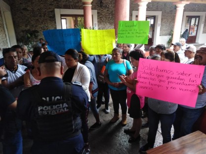 Un grupo de vecinos de la colonia El Guayabal, se manifestó en las instalaciones de la Fiscalia Regional para exigir que procedan contra la dirigente Silvia Romero, ya que han interpuesto hasta ocho denuncias en su contra en dicha dependencia, hasta el momento sospechan que están estancadas las investigaciones. 