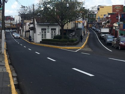 Vecinos de la calle Gutiérrez Zamora se opusieron a la inauguración del reencarpetado que se hizo, casi a la par que el de Santos Degollado. Es visible la diferencia entre las dos calles, originada porque en Santos Degollado sí se aplanó el material, mientras que en Zamora no se hizo. 