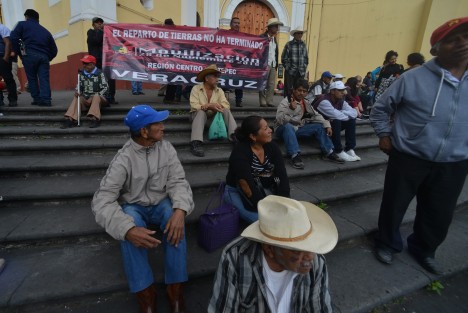Productores de café de Veracruz, Oaxaca y Chiapas, con lonas y pancartas se manifestaron en plaza Lerdo  por el apoyo que el gobierno Federal le está dando a empresas transnacionales y sobreproducción del café robusta.