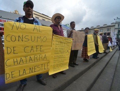 Productores de café de Veracruz, Oaxaca y Chiapas, con lonas y pancartas se manifestaron en plaza Lerdo  por el apoyo que el gobierno Federal le está dando a empresas transnacionales y sobreproducción del café robusta.