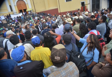 Caminaron por el primer cuadro de la ciudad y finalmente personal del Gobierno Estatal salieron por una comitiva para dialogar con ellos.