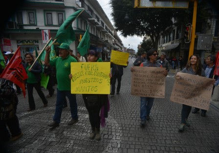 Caminaron por el primer cuadro de la ciudad y finalmente personal del Gobierno Estatal salieron por una comitiva para dialogar con ellos.