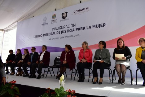 Con la presencia de diputados panistas, la titular de la CEDHV y sin el gobernador Cuitláhuac García Jiménez, el todavía Fiscal general Jorge Winckler cortó el listón inaugural del Centro Integral deJjusticia para la mujer.  