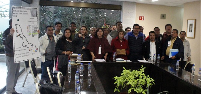 Los diputados Ricardo Arturo Serna Barajas y Cristina Alarcón Gutiérrez, presidente y vocal, respectivamente, de la Comisión Permanente de Asuntos Indígenas de la LXV Legislatura del Estado, recibieron a un grupo de indígenas que solicitan su reconocimiento como consejeros integrantes del Consejo Consultivo Estatal para el Desarrollo Integral de los Pueblos y Comunidades Indígenas de Veracruz de Ignacio de la Llave. 