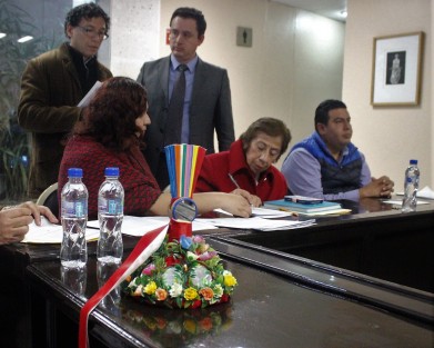 Los diputados Ricardo Arturo Serna Barajas y Cristina Alarcón Gutiérrez, presidente y vocal, respectivamente, de la Comisión Permanente de Asuntos Indígenas de la LXV Legislatura del Estado, recibieron a un grupo de indígenas que solicitan su reconocimiento como consejeros integrantes del Consejo Consultivo Estatal para el Desarrollo Integral de los Pueblos y Comunidades Indígenas de Veracruz de Ignacio de la Llave.  