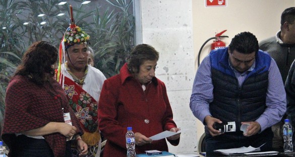 Los diputados Ricardo Arturo Serna Barajas y Cristina Alarcón Gutiérrez, presidente y vocal, respectivamente, de la Comisión Permanente de Asuntos Indígenas de la LXV Legislatura del Estado, recibieron a un grupo de indígenas que solicitan su reconocimiento como consejeros integrantes del Consejo Consultivo Estatal para el Desarrollo Integral de los Pueblos y Comunidades Indígenas de Veracruz de Ignacio de la Llave.  