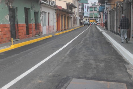 Luego de las inconformidades de los vecinos por la mala obra de reencarpetamiento de un tramo de la calle Gutiérrez Zamora de Xalapa, la calle volvió a ser cerrada, presuntamente para corregir los defectos de la misma. 