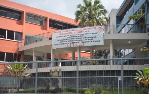 Como cada año en esta temporada, fueron colocadas mantas en edificios de la Universidad Veracruzana con la amenaza de huelga por parte del SETSUV, si no hay aumento al salario.