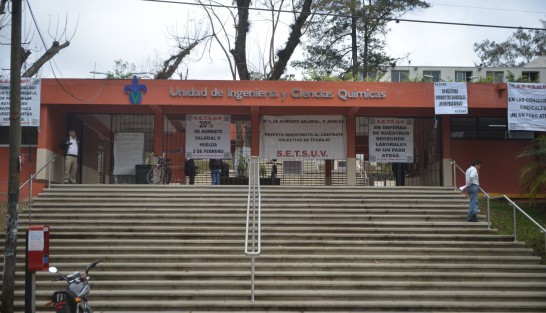 Como cada año en esta temporada, fueron colocadas mantas en edificios de la Universidad Veracruzana con la amenaza de huelga por parte del SETSUV, si no hay aumento al salario.