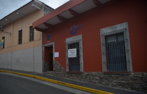 Como cada año en esta temporada, fueron colocadas mantas en edificios de la Universidad Veracruzana con la amenaza de huelga por parte del SETSUV, si no hay aumento al salario.