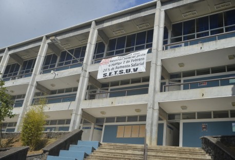 Como cada año en esta temporada, fueron colocadas mantas en edificios de la Universidad Veracruzana con la amenaza de huelga por parte del SETSUV, si no hay aumento al salario.