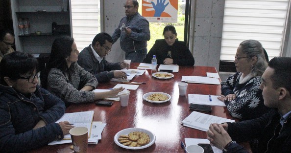 La presidenta de la Comisión Permanente de Derechos Humanos y Atención a Grupos Vulnerables del Congreso de Veracruz, diputada Brianda Kristel Hernández Topete, presidió una reunión con especialistas en la materia para analizar la iniciativa de Ley Especial de Adopciones Anticipadas y el decreto que reforma el artículo quinto de la Ley de Adopciones en el Estado de Veracruz.  