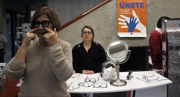 Debido a que la austeridad  es lo de hoy, en la promoción de lentes a bajo costo en el Palacio Legislativo, hasta los legisladores como Margarita Corro, aprovechan los descuentos.
