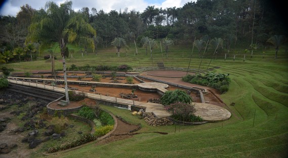 Así lucen los trabajos de rehabilitación del lago del Campus para la Cultura, las Artes y el Deporte de la UV,  y sus alrededores. Están colocando tubería nueva y cambiando algunas piedras. trabajadores  del lugar ignoran cuándo será llenado nuevamente. 