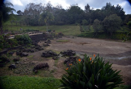 Así lucen los trabajos de rehabilitación del lago del Campus para la Cultura, las Artes y el Deporte de la UV,  y sus alrededores. Están colocando tubería nueva y cambiando algunas piedras. trabajadores  del lugar ignoran cuándo será llenado nuevamente. 