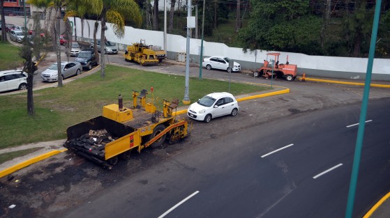 Mientras que en la calle Gutiérrez Zamora se realizó un pésimo trabajo. En la repavimentación  de Circuito Presidentes se encuentra abandonada maquinaria para estos fines. Al parecer la o las constructoras contratadas para estas obras, no son muy serios en su trabajo. 