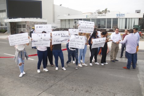 Alumnos de la carrera de psicología de la universidad Tercer Milenio, bloquearon el carril de norte a sur del bulevar Ávila Camacho. Los inconformes acusan de fraude a la institución educativa, pues la carrera no cuenta con RVOE, por lo tanto no tiene validez oficial. Piden la intervención de las autoridades.  