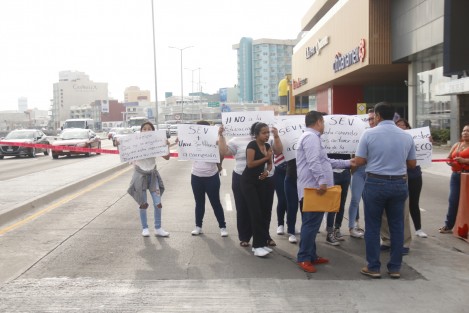 Alumnos de la carrera de psicología de la universidad Tercer Milenio, bloquearon el carril de norte a sur del bulevar Ávila Camacho. Los inconformes acusan de fraude a la institución educativa, pues la carrera no cuenta con RVOE, por lo tanto no tiene validez oficial. Piden la intervención de las autoridades.  