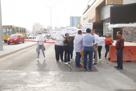Alumnos de la carrera de psicología de la universidad Tercer Milenio, bloquearon el carril de norte a sur del bulevar Ávila Camacho. Los inconformes acusan de fraude a la institución educativa, pues la carrera no cuenta con RVOE, por lo tanto no tiene validez oficial. Piden la intervención de las autoridades.  