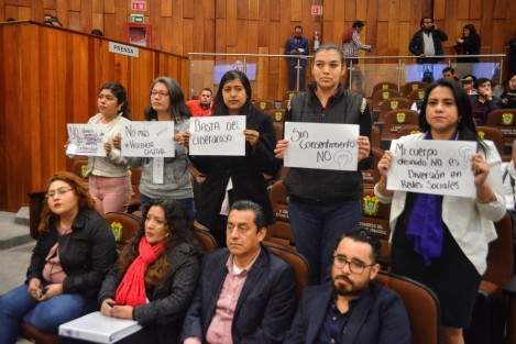 Durante la sesión del Congreso, algunas mujeres apoyaron la iniciativa presentada por la diputada Montserrat Ortega Ruiz. 