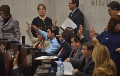 Con 36 votos a favor el Congreso del Estado aprobó la solicitud del Gobernador del Estado para que sean retirados a la Fiscalía del Estado dos helicópteros cedidos en la administración anterior, y éstos puedan ser usados por las Secretarías de Salud y  Protección Civil.  