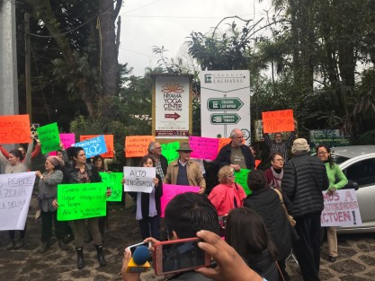 Vecinos de Briones, Plan de la Cruz, La Pitaya, Zoncuantla, Pixquiac. Mariano Escobedo, La Calera, Consolapa, Col. B. Juarez, Xopantla, El Guayabal, Arboledas, La Orduña, entre otras de los municipios de Coatepec y San Andres Tlalnelhuayocan se manifestaron en demanda de seguridad en la zona.