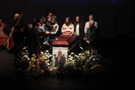 Emotivo homenaje en el Teatro del Estado para despedir al Maestro Arturo Meseguer Lima, director del Difusión Cultural de la  Universidad Veracruzana. Grupos artísticos de la UV, artistas independientes, familiares y amigos dieron los últimos aplausos al actor, director, músico y promotor cultural que dejó huella en muchas generaciones de la comunidad universitaria y vida cultural veracruzana. D.E. P.