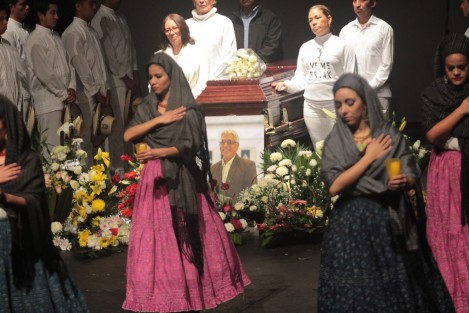 Emotivo homenaje en el Teatro del Estado para despedir al Maestro Arturo Meseguer Lima, director del Difusión Cultural de la  Universidad Veracruzana. Grupos artísticos de la UV, artistas independientes, familiares y amigos dieron los últimos aplausos al actor, director, músico y promotor cultural que dejó huella en muchas generaciones de la comunidad universitaria y vida cultural veracruzana. D.E. P.