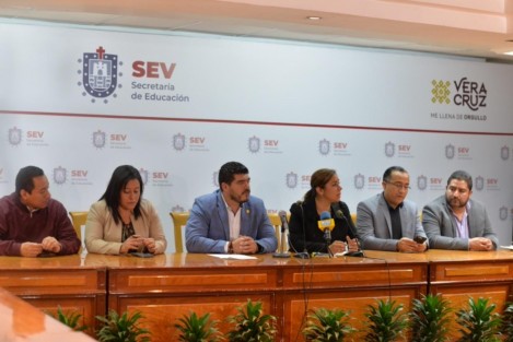 La Secretaría de Educación de Veracruz (SEV) informó que por prácticas ilegales de autoasignación durante la pasada administración, de un total de mil 055 plazas revisadas de manera exhaustiva se retuvieron 77 a personal del primer nivel de la dependencia.