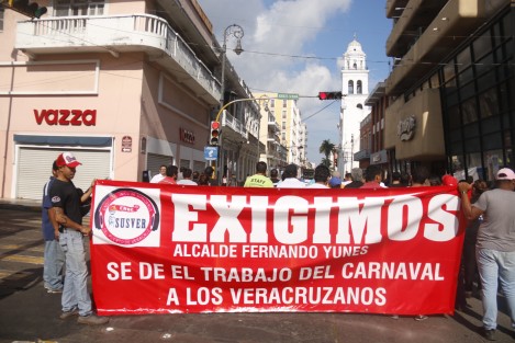 Integrantes del Sindicato Único de Sonideros de Veracruz, se manifestaron por la determinación del comité del carnaval de no contrartarlos para amenizar los carros alegóricos.