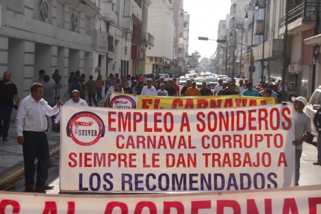 Integrantes del Sindicato Único de Sonideros de Veracruz, se manifestaron por la determinación del comité del carnaval de no contrartarlos para amenizar los carros alegóricos.