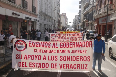 Integrantes del Sindicato Único de Sonideros de Veracruz, se manifestaron por la determinación del comité del carnaval de no contrartarlos para amenizar los carros alegóricos. Los inconformes denuncian favoritismo en la elección de las empresas que prestarán el servicio durante las fiestas del Rey Momo.