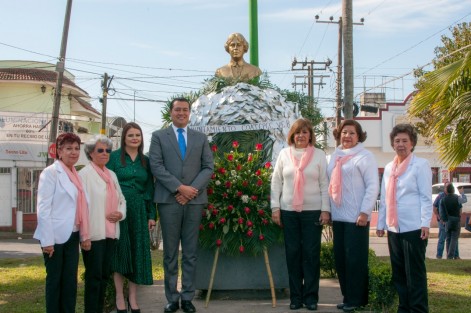 En la ciudad de Coatepec fue recordado el 147 aniversario del natalicio de la Hija predilecta de Coatepec, María Enriqueta Camarillo. En el homenaje participaron representantes de los diversos sectores coatepecanos, desde los pequeños escolapios, hasta las autoridades municipales.