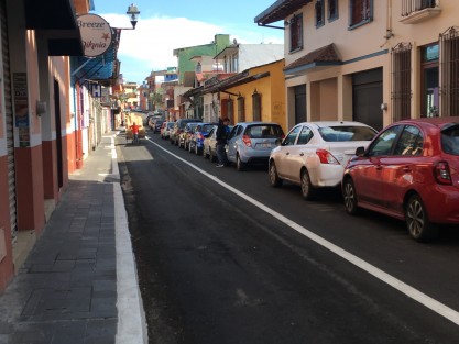 El problema de falta de compactación en la calle Zamora encontró mágica solución con que los vecinos estacionaran sus autos en  el lado contrario de la calle, para que los vehículos que circulan se encarguen de hacer el trabajo que no hizo la constructora irresponsable. .