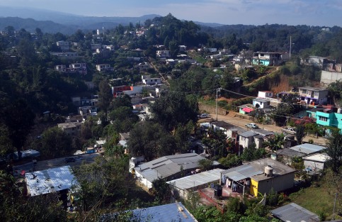 Administraciones  van y vienen y la otra Xalapa sigue expandiéndose, esa que no es antigua,  a la que llegó a vivir gente de muchos otros municipios, la que solo se visita cuando hay elecciones, la que también contribuye, esa que casi seguro la administración actual no conoce y ni se entera que existe,  pero que ahí está y cada día crece más.