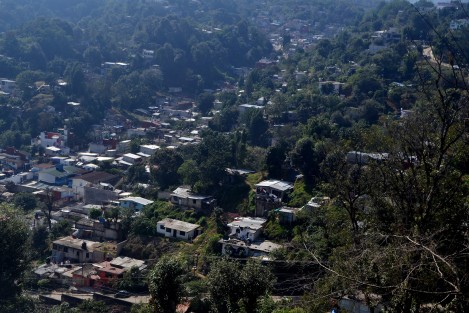 Administraciones  van y vienen y la otra Xalapa sigue expandiéndose, esa que no es antigua,  a la que llegó a vivir gente de muchos otros municipios, la que solo se visita cuando hay elecciones, la que también contribuye, esa que casi seguro la administración actual no conoce y ni se entera que existe,  pero que ahí está y cada día crece más.