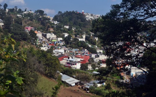 Administraciones  van y vienen y la otra Xalapa sigue expandiéndose, esa que no es antigua,  a la que llegó a vivir gente de muchos otros municipios, la que solo se visita cuando hay elecciones, la que también contribuye, esa que casi seguro la administración actual no conoce y ni se entera que existe,  pero que ahí está y cada día crece más.