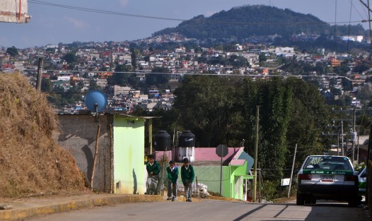 Administraciones  van y vienen y la otra Xalapa sigue expandiéndose, esa que no es antigua,  a la que llegó a vivir gente de muchos otros municipios, la que solo se visita cuando hay elecciones, la que también contribuye, esa que casi seguro la administración actual no conoce y ni se entera que existe,  pero que ahí está y cada día crece más.