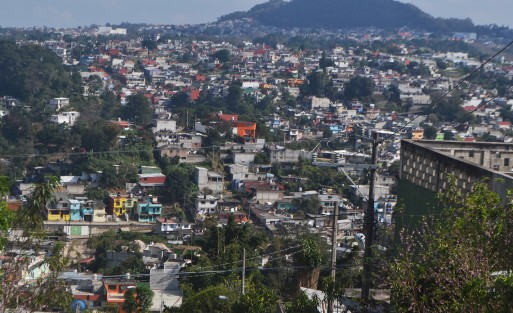 Administraciones  van y vienen y la otra Xalapa sigue expandiéndose, esa que no es antigua,  a la que llegó a vivir gente de muchos otros municipios, la que solo se visita cuando hay elecciones, la que también contribuye, esa que casi seguro la administración actual no conoce y ni se entera que existe,  pero que ahí está y cada día crece más.