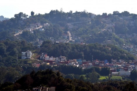 Administraciones  van y vienen y la otra Xalapa sigue expandiéndose, esa que no es antigua,  a la que llegó a vivir gente de muchos otros municipios, la que solo se visita cuando hay elecciones, la que también contribuye, esa que casi seguro la administración actual no conoce y ni se entera que existe,  pero que ahí está y cada día crece más.