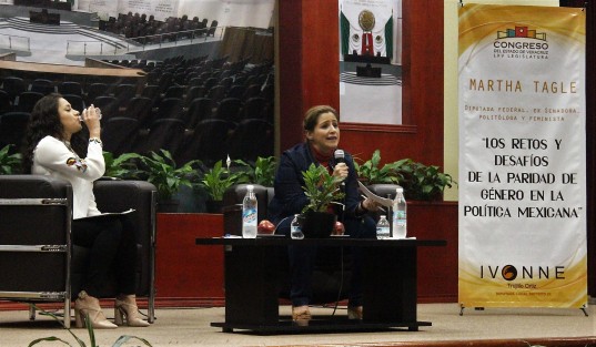 La diputada federal Martha Angélica Tagle Martínez, impartió la conferencia <em>Los retos y desafíos de la paridad de género en la política mexicana</em>,  este viernes, en el auditorio Sebastián Lerdo de Tejada del Congreso de Veracruz.  