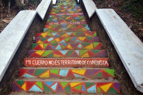 Habitantes de la calle Aguas de Xalapa, de colonia Niños Héroes, demuestran una vez más que unidos se puede lograr cosas. Fue así como se les ocurrió pintar la escalera que sube a esta colonia, y así evitar que se junten los malvivientes y la vez darles un mensaje.