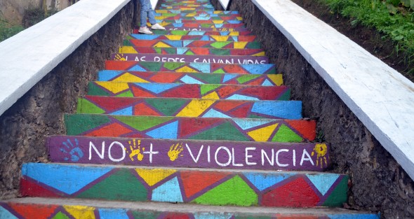 Habitantes de la calle Aguas de Xalapa, de colonia Niños Héroes, demuestran una vez más que unidos se puede lograr cosas. Fue así como se les ocurrió pintar la escalera que sube a esta colonia, y así evitar que se junten los malvivientes y la vez darles un mensaje.