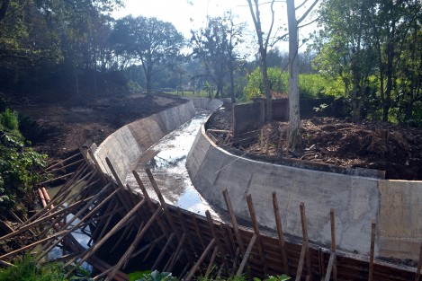 La obra de amurallar el arroyo Papas en la parte trasera del seminario, increíblemente fue continuada y casi está por concluir, luego de varios años de estar en construcción. Vecinos del lugar dicen que tiene como tres meses que reiniciaron dichas labores.