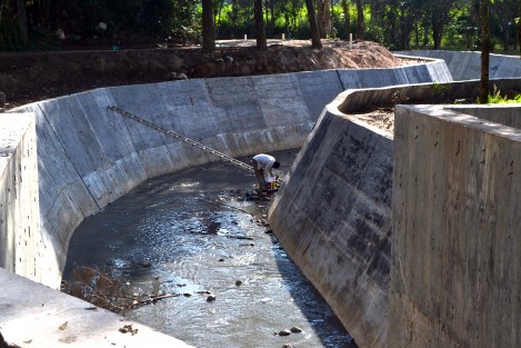 La obra de amurallar el arroyo Papas en la parte trasera del seminario, increíblemente fue continuada y casi está por concluir, luego de varios años de estar en construcción. Vecinos del lugar dicen que tiene como tres meses que reiniciaron dichas labores.